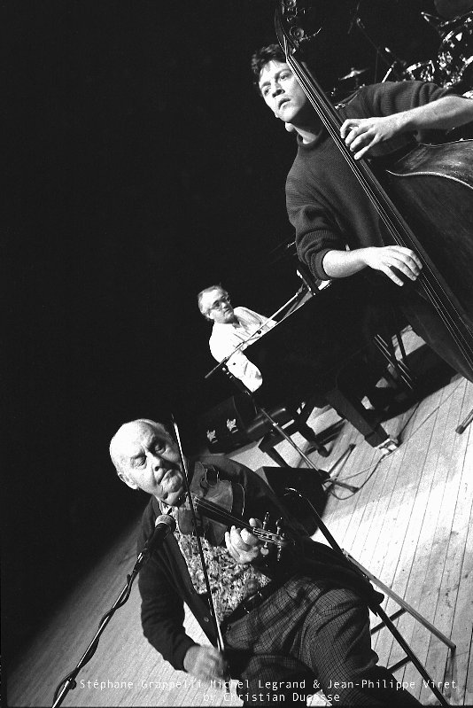 Stéphane Grappelli, Michel Legrand et Jean-Philippe Viret, par Christian Ducasse