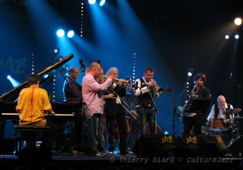 Aldo-Romano_CarteBlanche_01juin2011_04_w.jpg - Un final en forme de jam-session improbable : Baptiste Trotignon (piano) Michel Benita, Thomas Bramerie et Henri Texier (contrebasses), Stéphane Belmondo, Enrico Rava et Fabrizio Bosso (trompettes), Glenn Ferris (trombone), Géraldine Laurent (sax alto) et Aldo Romano, visiblement ravi. (T.G.)