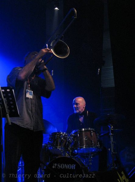 Aldo-Romano_GlennFerris_01juin2011_03_w.jpg - Aldo Romano, batteur, compositeur et leader sensible avait carte blanche le 1er juin. Ses formations phares se sont succédées comme le quartet Palatino avec  le tromboniste Glenn Ferris toujours très en verve et Stéphane Belmondo, moins à l'aise en "doublure" de Paolo Fresu. (T.G.)