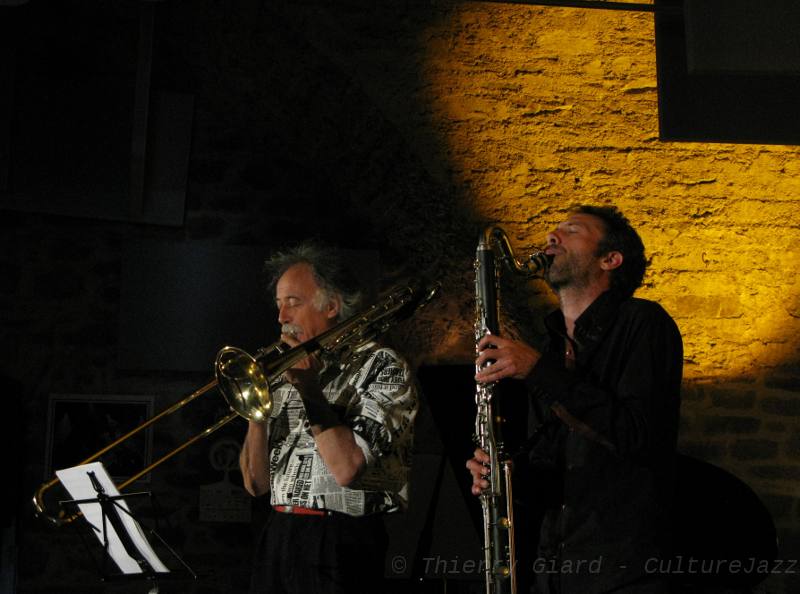 Kif-Kif_28mai2011_w.jpg - Un grand moment de fraîcheur et de poésie dans la soirée du 28 mai avec le duo Kif-Kif des Gibert père et fils... Mais nous en avons déjà parlé dans notre premier "quartier de pomme" (http://culturejazz2.free.fr/spip.php?article1684). (T.G.)