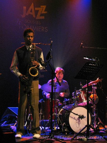 MarkTurner-DrePallemaerts_2juin2011_w.jpg - Le batteur belge Dré Pallemaerts proposait un quartet inédit dans le cadre d'une création commandée par le festival. Une occasion d'écouter l'excellent Mark Turner au saxophone ténor... (T.G.)