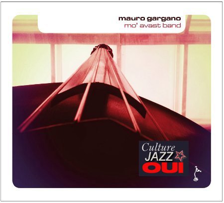 Gargano-Mauro_Mo-AvastBand_w.jpg - Mauro GARGANO : "Mo' avast band"Un disque comme on les aime : construit, authentique, porté de bout en bout par un vrai plaisir du jeu collectif.S'il s'agissait d'un 30cm vinyle, on dirait que la face A (5 plages) est en quartet et la face B en quintet puisque la seconde moitié du disque est marquée par la présence (et quelle présence) du pianiste Bruno Angelini.Toujours très joueur et frondeur, Francesco Bearzatti dialogue avec l'altiste Stéphane Mercier qui répond sans se laisser démonter et avec un caractère affirmé. Autant dire que cette équipe joue sans se ménager, sous la conduite de Mauro Gargano, leader dont l'efficacité et la sensibilité ne sont plus à démontrer. Fabrice Moreau booste l'ensemble avec un jeu de batterie plein d'énergie.Oui, vraiment, ce disque est une réalisation exemplaire qui honore le jazz.Notesonanti NS-CD1004 / www.maurogargano.netMauro Gargano : contrebasse / Francesco Bearzatti : saxophone ténor, clarinette / Stéphane Mercier : saxophone alto / Fabrice Moreau : Batterie / Bruno Angelini : piano01 / When God put a smile upon your face / 02. Orange / 03. Respiro del passato / 04. 1903 / 05. Bass « A » line / 06. Mars / 07. Turkish Mambo / 08. Rootz / 09. Östersund / 10. Apuliawww.notesonanti.com / www.maurogargano.net