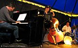 Hervé Hec (piano), Zigfried Arcadus (contrebasse), Daniel Jan (batterie).