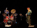 Simon Goubert (batterie) et Hugh Hopper (basse) en 2006.