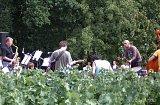 Marc Ducret et ses stagiaires... dans les vignes !