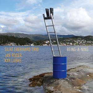 SILKE EBERHARD TRIO . Being-A-Ning, label Intakt Records, Suisse, 2025