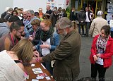 Devant le théâtre, la pose des indispensables bracelets.